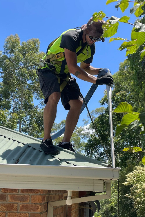 Gutter cleaning using vacuum unit